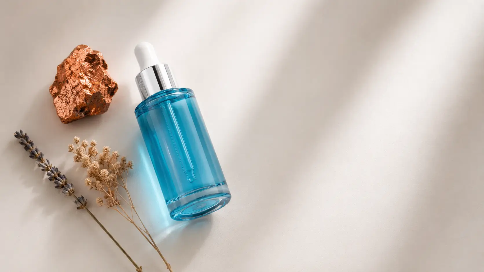 Benefícios peptídeo de cobre — composição editorial com sérum GHK-Cu Zencial e elementos de skincare