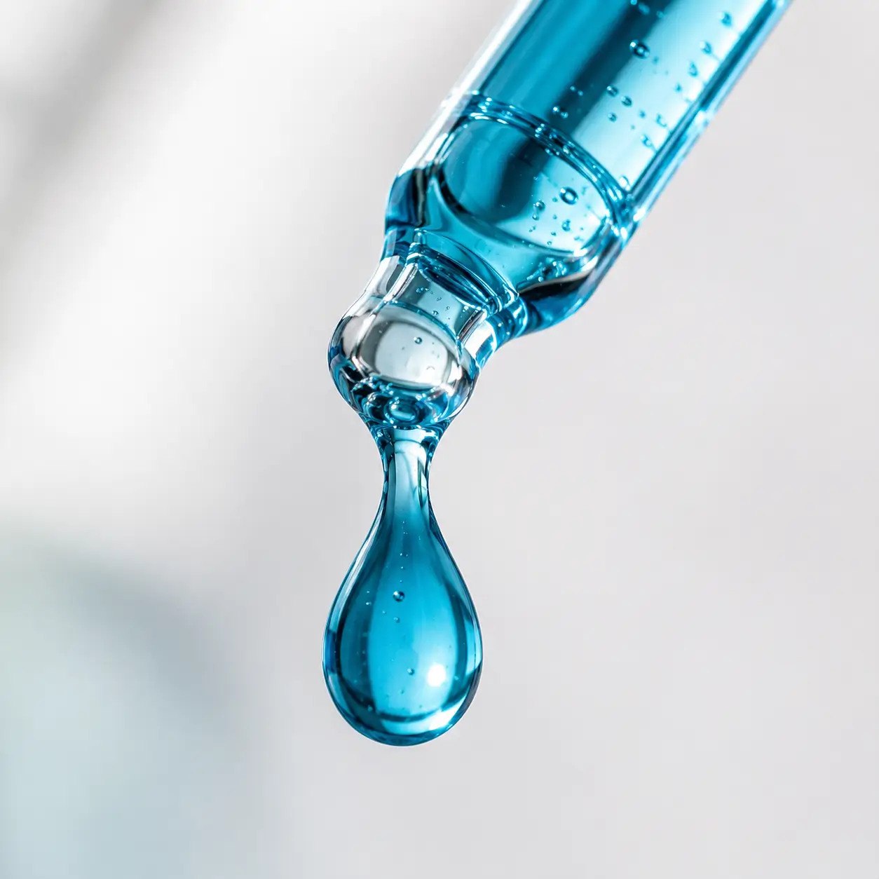 Retinol vs peptídeo de cobre resultados — macro do gotejador do sérum GHK-Cu com líquido azul