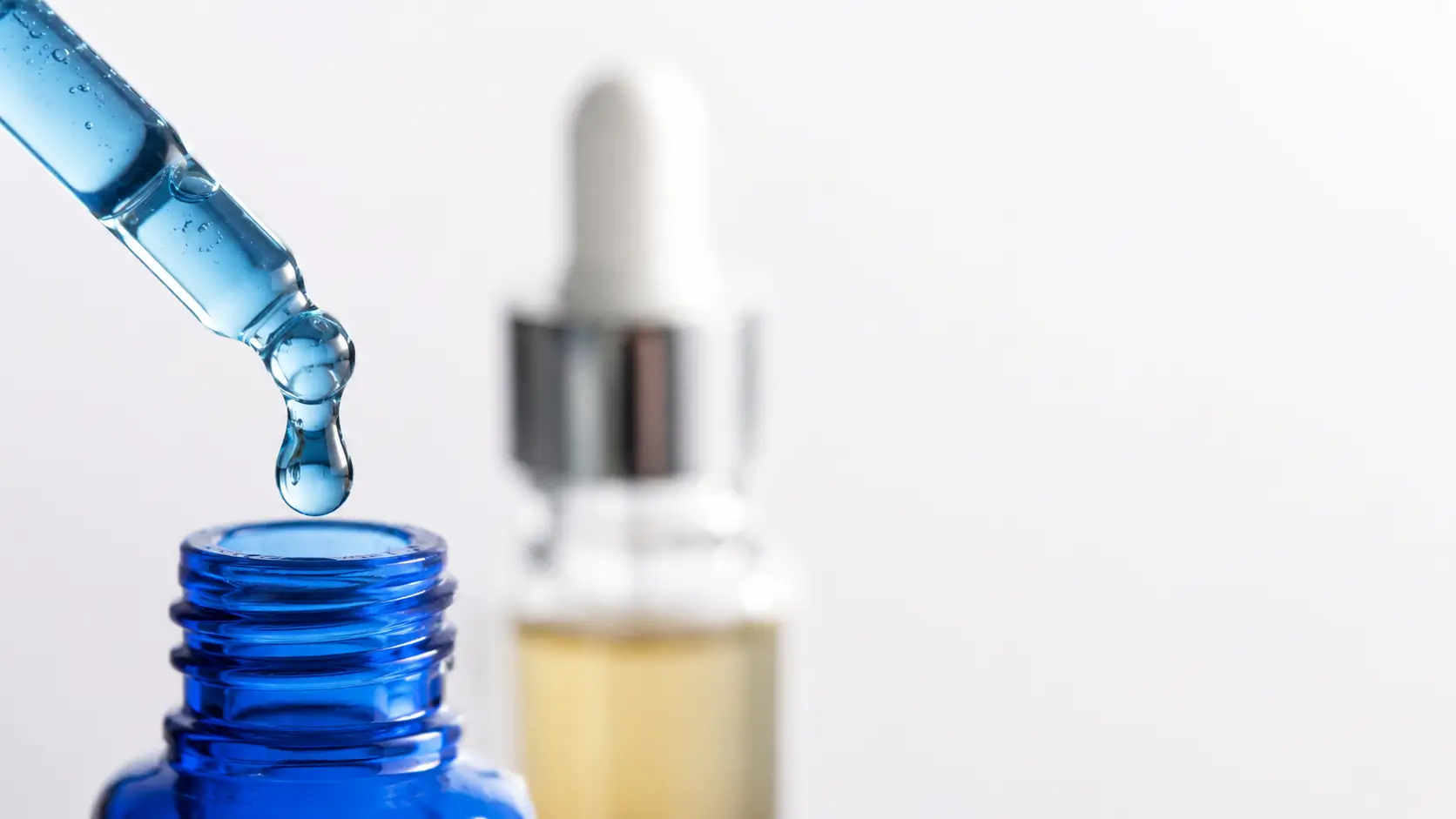 peptídeo C diferença peptídeo de cobre — macro de gotejador com gota azul suspensa e segundo frasco ao fundo em composição 16:9